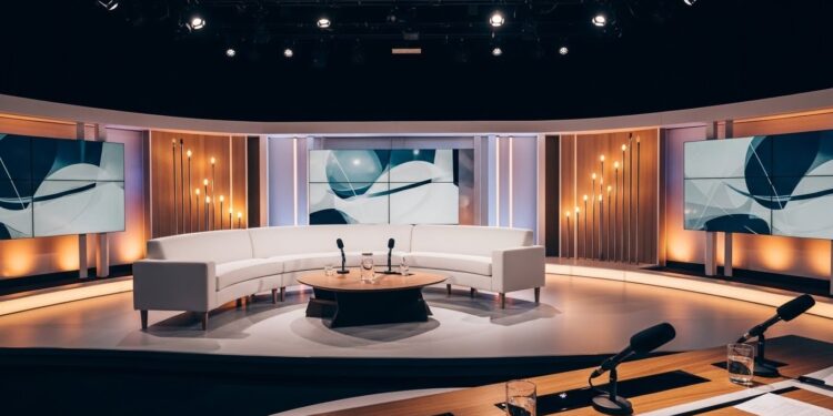 Découvrez le geste étrange et répétitif dAnne Élisabeth Lemoine dans C à vous  ce double croisement de jambes devenu sa marque de fabrique Vous ne verrez plus jamais lémission de la même façon    Viral Mag