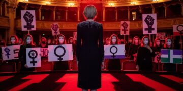 Dans un geste symbolique fort le Texas propose à Donald Trump des terres pour créer un centre de déportations massives dimmigrants sans papiers Découvrez les détails de ce projet controversé et ses implications   Viral Mag