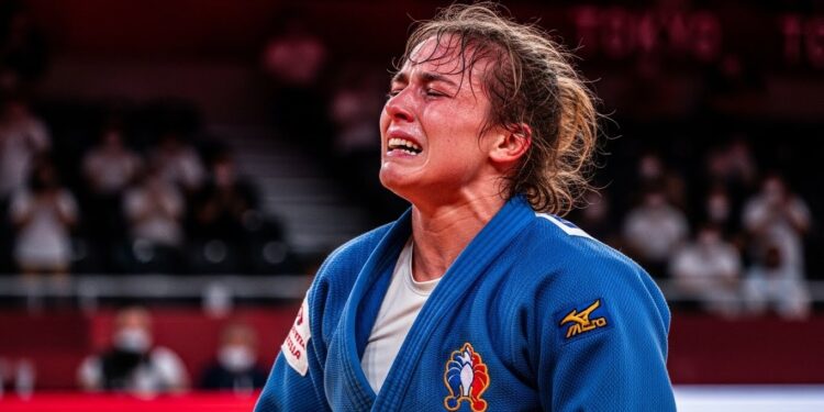 Grand Slam Tokyo : La France Rate les Médailles Jour 1 - Viral Mag Déception française au Grand Slam de Tokyo 2025 Sarah Léonie Cysique échoue au pied du podium Boukli et Ngayap Hambou sortis dès le début Analyse complète Viral Mag