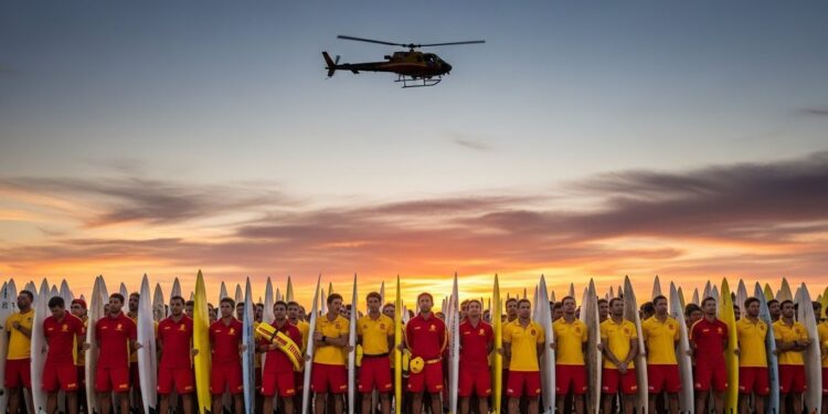 Des centaines de sauveteurs en mer ont rendu hommage aux victimes de lattentat antisémite à Bondi Beach Sydney Un moment de recueillement poignant une semaine après la tragédie qui a choqué lAustralie entière   Viral Mag