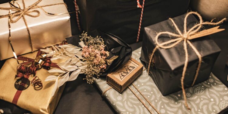 Quoi offrir comme cadeau unique et original ? - Viral Mag 09122025 Trouver un cadeau vraiment différent peut vite devenir un casse tête On veut surprendre toucher la personne et éviter lobjet banal que lon oublie en quelques jours Cest pour cette raison que les cadeaux personnalisés séduisent autant ils permettent de créer une pièce pensée uniquement pour celui ou celle qui la reçoit Le t shirt personnalisé une valeur sûre Viral Mag