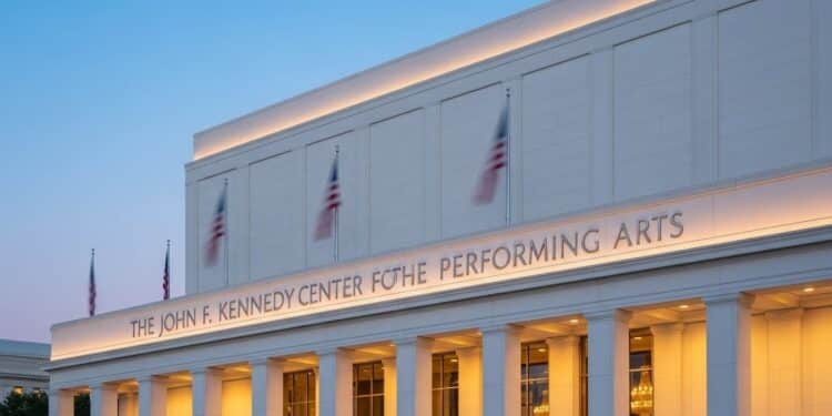 Le nom de Donald Trump apparaît désormais sur la façade du Kennedy Center à Washington décision controversée du conseil dadministration qui soulève indignation et questions légales sur ce mémorial dédié à JFK   Viral Mag