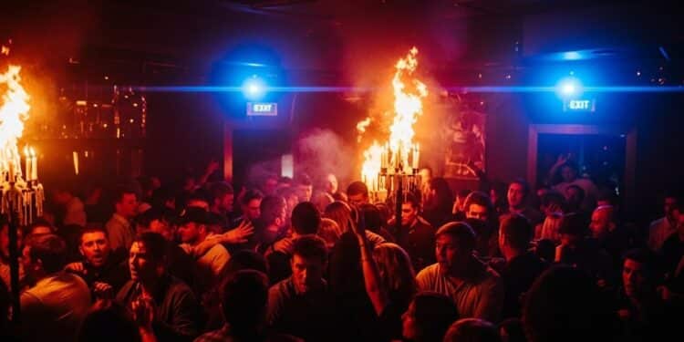 Découvrez les risques cachés des bougies étincelles et gaz toxiques dans les établissements nocturnes analysés par un expert pompier après le drame de Crans Montana   Viral Mag