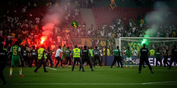 Découvrez les incidents graves survenus lors de la finale CAN Sénégal Maroc  tentative dinvasion de terrain projectiles et 19 interpellations pour hooliganisme Détails et contexte   Viral Mag