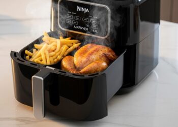 Incroyable  Les ailes du célèbre Moulin Rouge se sont effondrées en pleine nuit Découvrez les réactions et les perspectives de reconstruction du cabaret mythique   Viral Mag