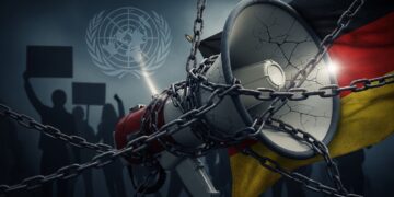 Emmanuel Macron et Justin Trudeau autrefois perçus comme les champions du progressisme voient leur cote de popularité chuter face aux défis migratoires et économiques   Viral Mag