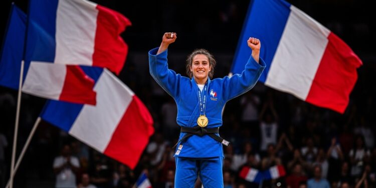 Frédérique Jossinet manager des équipes de France de judo livre son analyse après un Grand Slam de Paris contrasté Focus sur la sérénité affichée et les perspectives olympiques 2028   Viral Mag