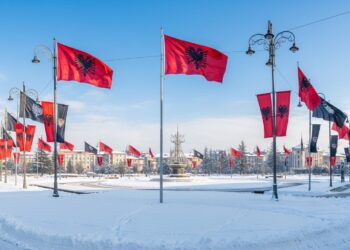Kosovo : Foule Massive Soutient les Accusés de La Haye - Viral Mag Des dizaines de milliers de Kosovars ont manifesté à Pristina le jour de lindépendance pour soutenir Hashim Thaçi et ex chefs UCK jugés pour crimes de guerre à La Haye Un cri de ralliement national Viral Mag