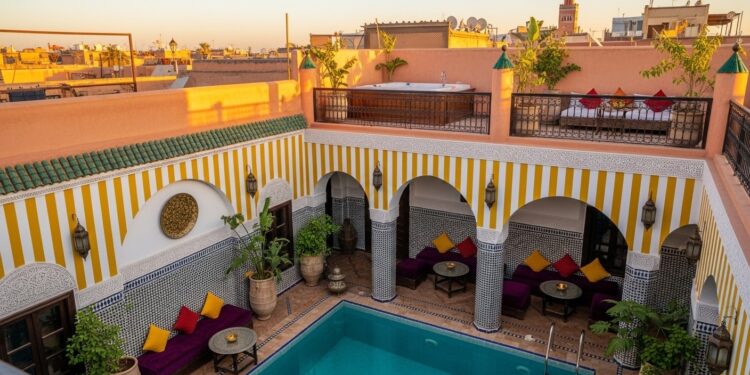 Découvrez le Riad XO à Marrakech  rooftop magique jacuzzi chauffé piscine apaisante et décoration jaune solaire Un havre de paix dans la médina pour un séjour inoubliable au Maroc   Viral Mag