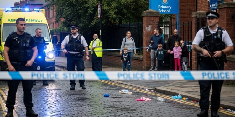 Birmingham : Poignardage Choc Près d’École Primaire - Viral Mag Un homme grièvement poignardé et une femme blessée près dune école à Birmingham suspect de 32 ans arrêté Détails de lagression violente en plein jour et réactions des autorités Viral Mag