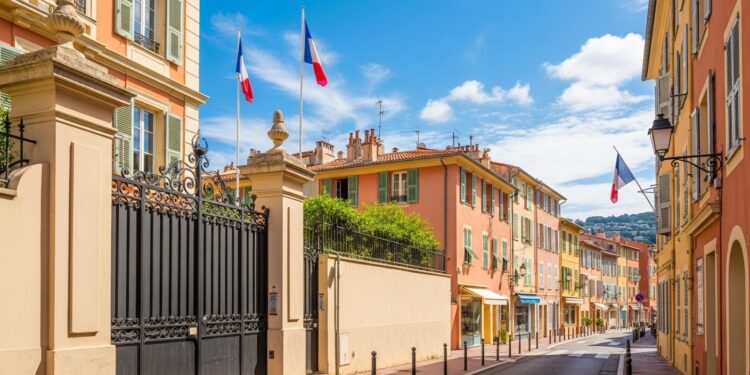 Découvrez les détails dun acte provocateur à Nice impliquant une tête de porc et une étoile de David au domicile dun maire menant à larrestation de deux suspects tunisiens Explorez les implications sur la sécurité et la haine religieuse   Viral Mag