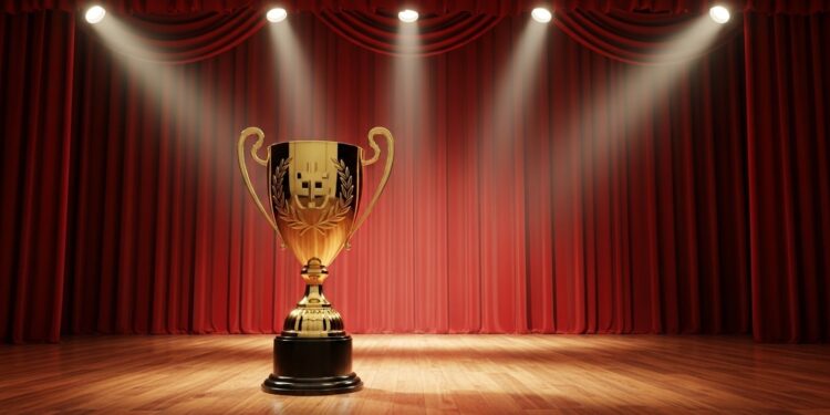 Découvrez comment les chaînes françaises bouleversent leurs grilles pour rendre un hommage massif à Chuck Norris disparu à 86 ans avec des marathons Walker Texas Ranger et plus encore   Viral Mag