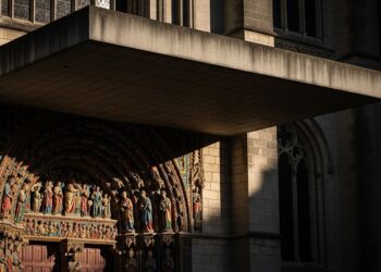 Crèche Inclusive de Bruxelles : Jésus Décapité en Plein Cœur - Viral Mag Découvrez lincroyable polémique autour de la nouvelle crèche inclusive de la Grand Place de Bruxelles personnages en chiffon sans visage et cerise sur le gâteau la tête du petit Jésus volée et décapitée Viral Mag