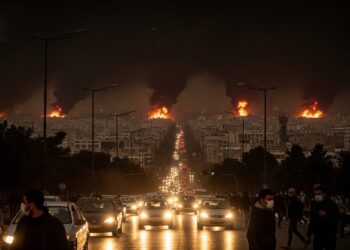 La Casa del Mundo : Joyau Suspendu au Lac Atitlán - Viral Mag Découvrez La Casa del Mundo hôtel magique accroché à la falaise du lac Atitlán au Guatemala Accès en bateau vues volcaniques époustouflantes détente absolue un séjour inoubliable pour voyageurs en quête dévasion romantique Viral Mag